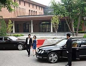 俩人牵手走去约车的地点 俩人牵手走去约车的地点